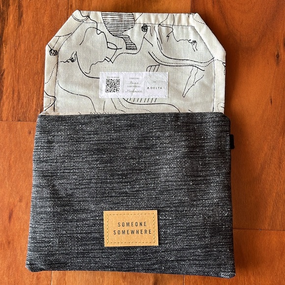 Someone Somewhere Toiletry/Cosmetic Bag from
Delta Airlines - Picture 4 of 5